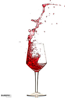 Highspeed Fotografie Weinsplash mit Rotwein