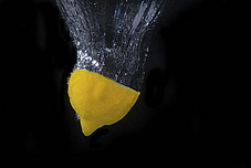 Highspeed Fotografie mit roter Zitrone