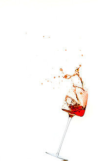 Highspeed Fotografie Weinsplash mit Rotwein